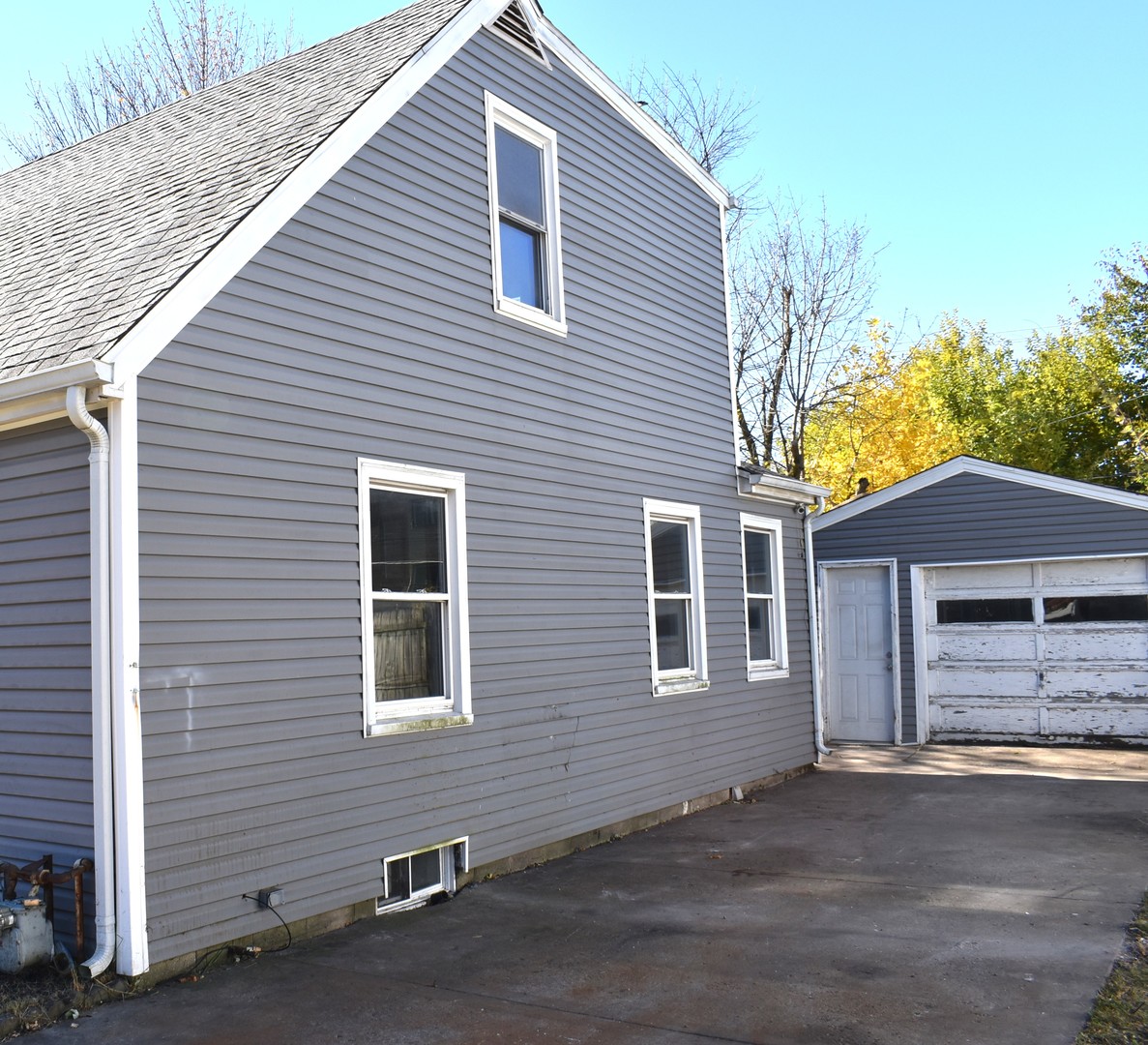 1650 Marquette Road Joliet, IL 60435 - Photo 4 of 20 a front view of a house with a garage