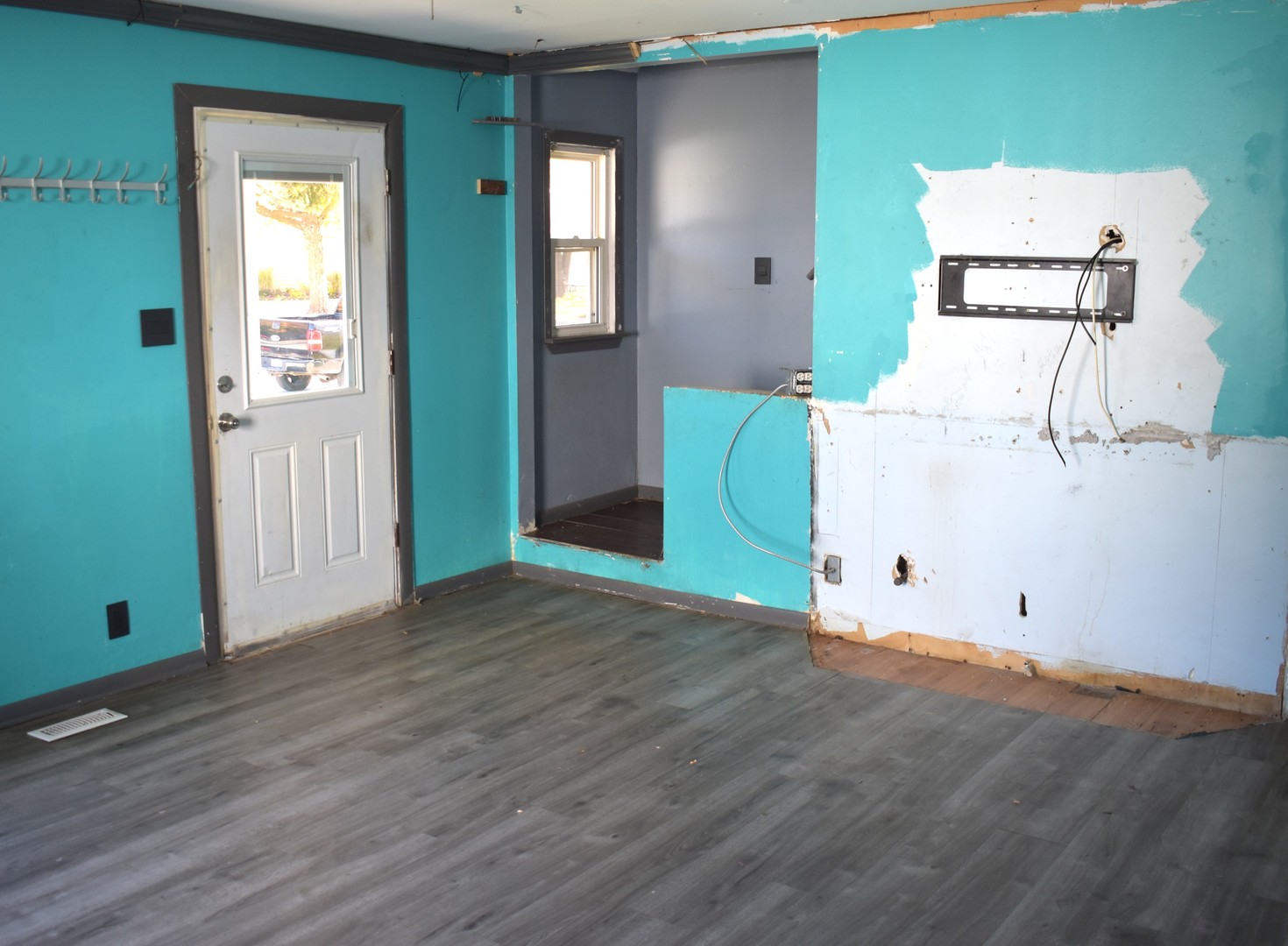 1650 Marquette Road Joliet, IL 60435 - Photo 8 of 20 a view of a room with wooden floor and windows
