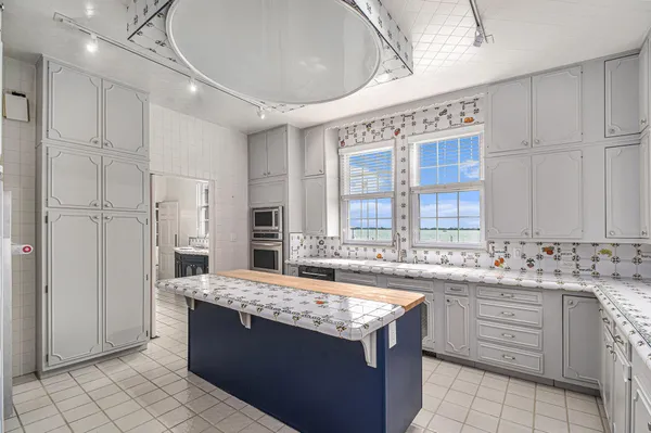 $2,450,000 | 19123 Parke Lane, Grosse Ile, MI 48138