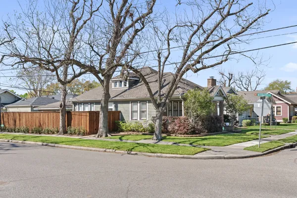 $4,100 | 1002 West Cottage Street, Houston, TX 77009