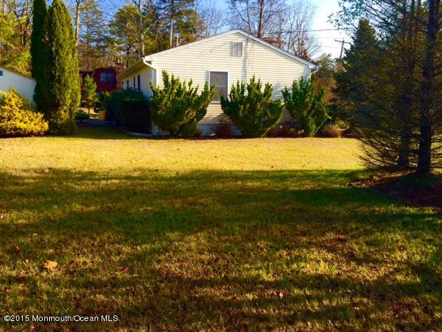 454 Freehold Road Jackson, NJ 08527 - Photo 4 of 18 a view of an ocean and a yard