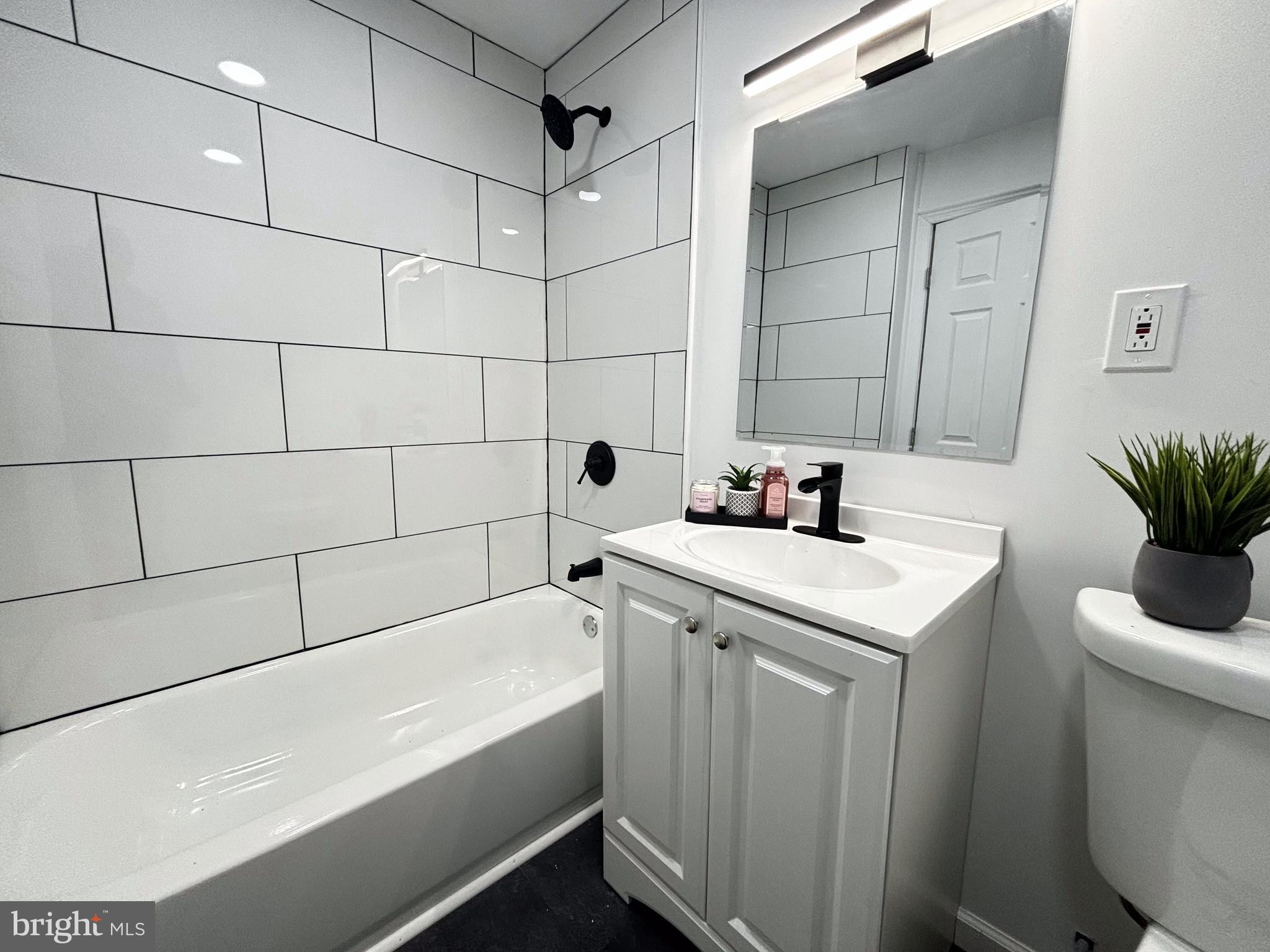 2787 North Congress Road Camden, NJ 08104 - Photo 14 of 18 Bathroom