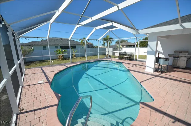 a view of a backyard