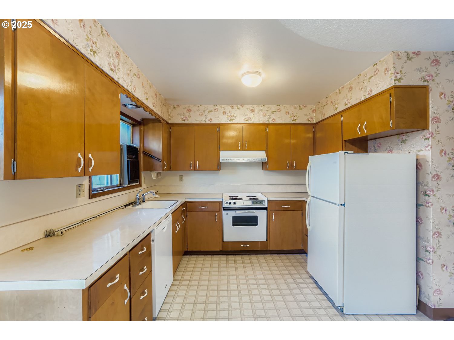 1134 South Ginger Street Cornelius, OR 97113 - Photo 12 of 25 a kitchen with a refrigerator and a sink