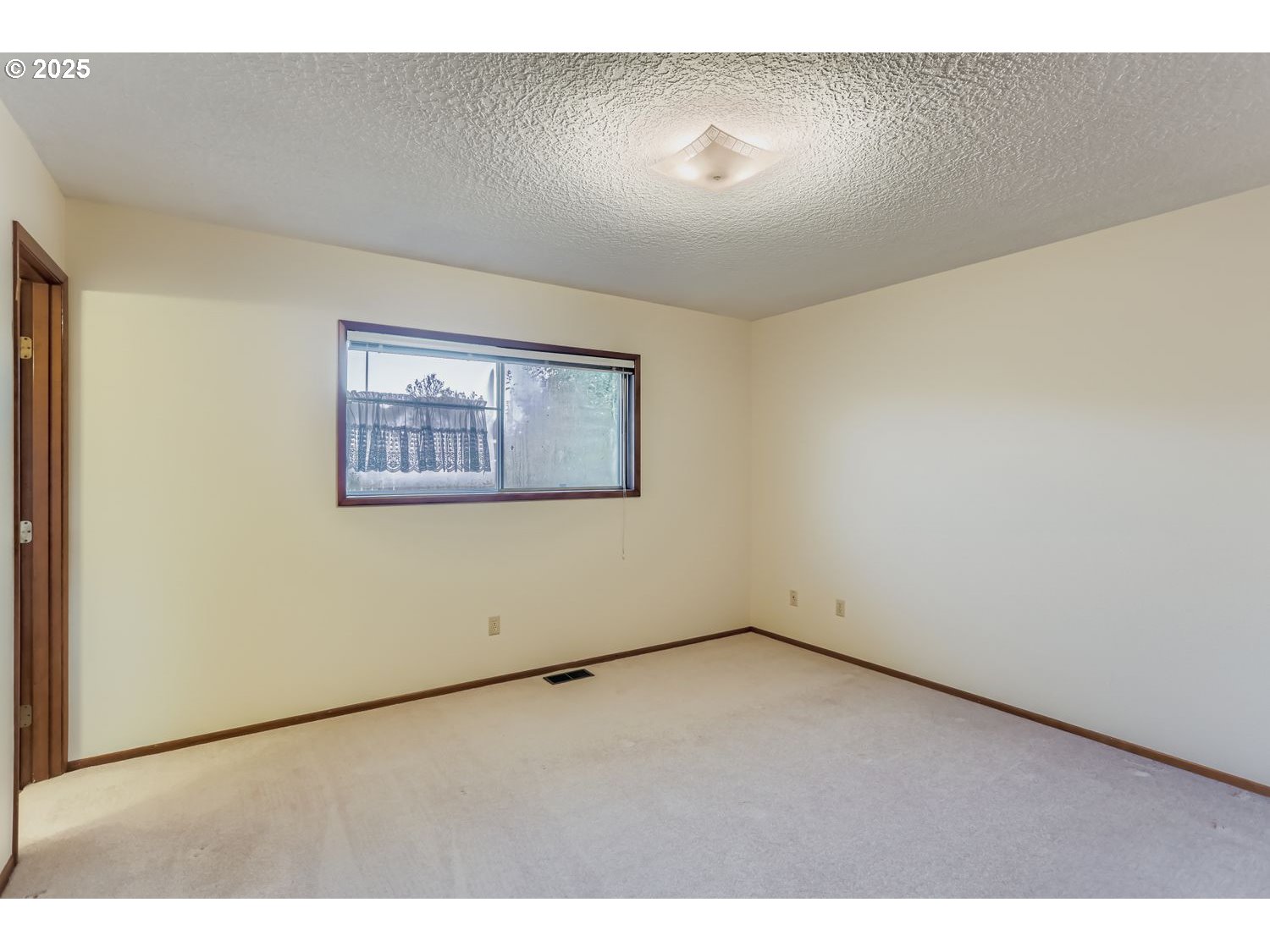 1134 South Ginger Street Cornelius, OR 97113 - Photo 15 of 25 an empty room with a window