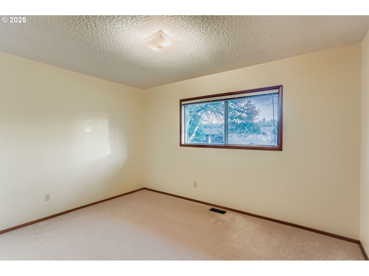 1134 South Ginger Street Cornelius, OR 97113 - Photo 19 of 25 an empty room with a workbench