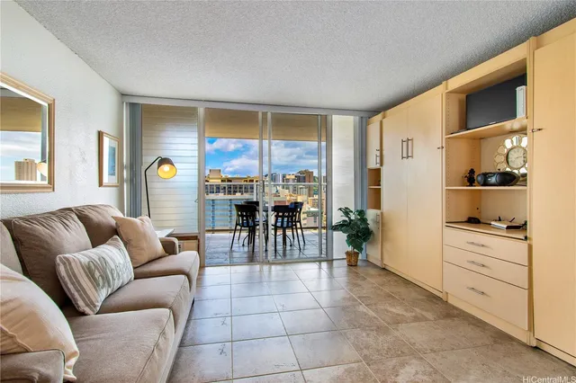 $1,700 | 445 Seaside Avenue, Unit 2709, Honolulu, HI 96815