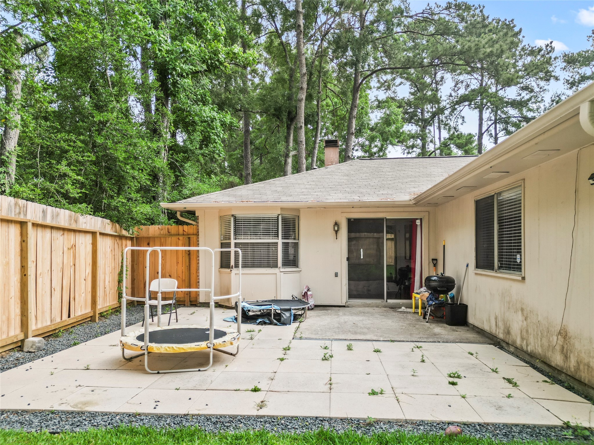 1 East Woodtimber Court Spring, TX 77381 - Photo 14 of 16 a view of a patio with table and chairs with wooden fence and plants