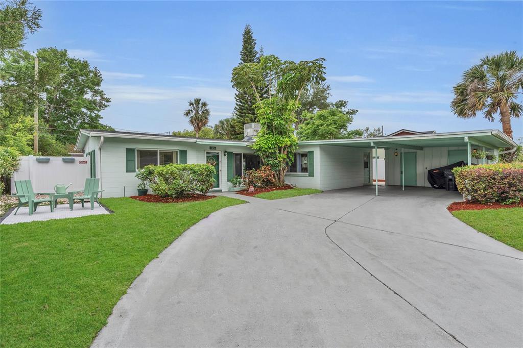 a view of house with outdoor entertaining space