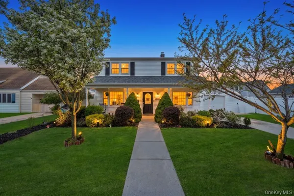 $829,999 | 104 Saddle Lane, Levittown, NY 11756