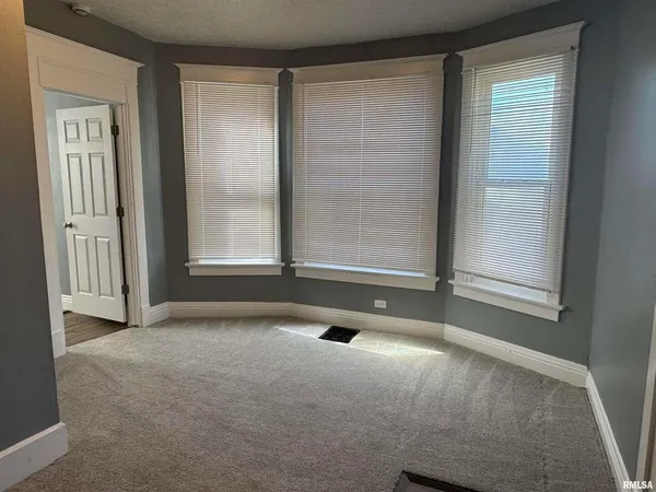 $1,600 | 1013 East 6th Street, Davenport, IA 52803