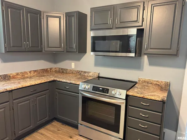 $1,600 | 1013 East 6th Street, Davenport, IA 52803