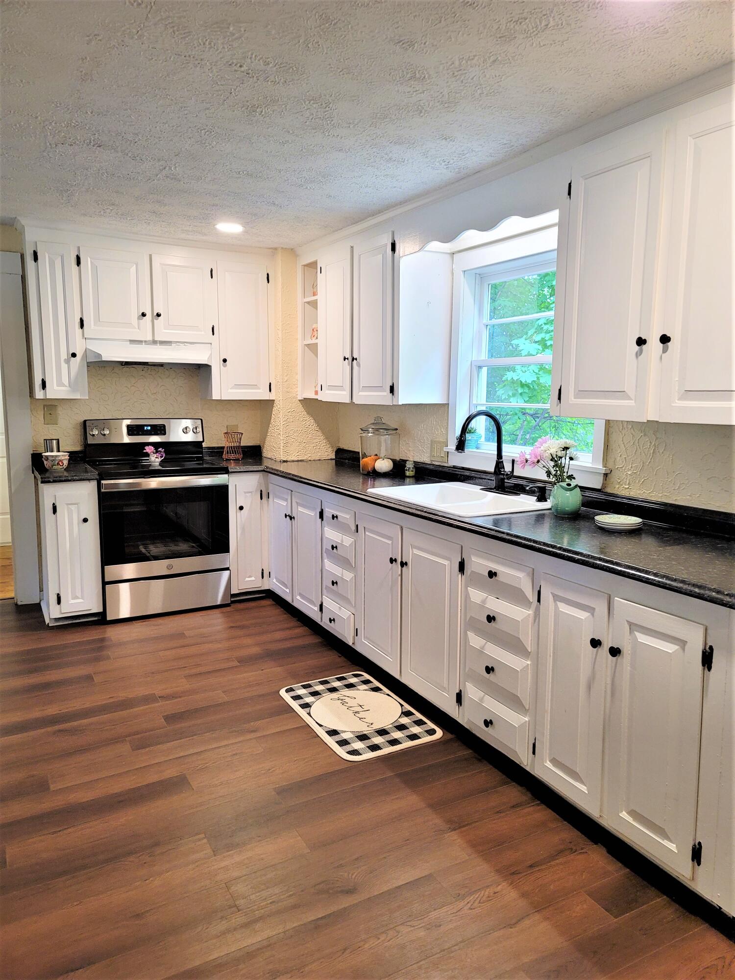 8 Pepinburke Lane Springvale, ME 04083 - Photo 3 of 26 Pepin burke kitchen