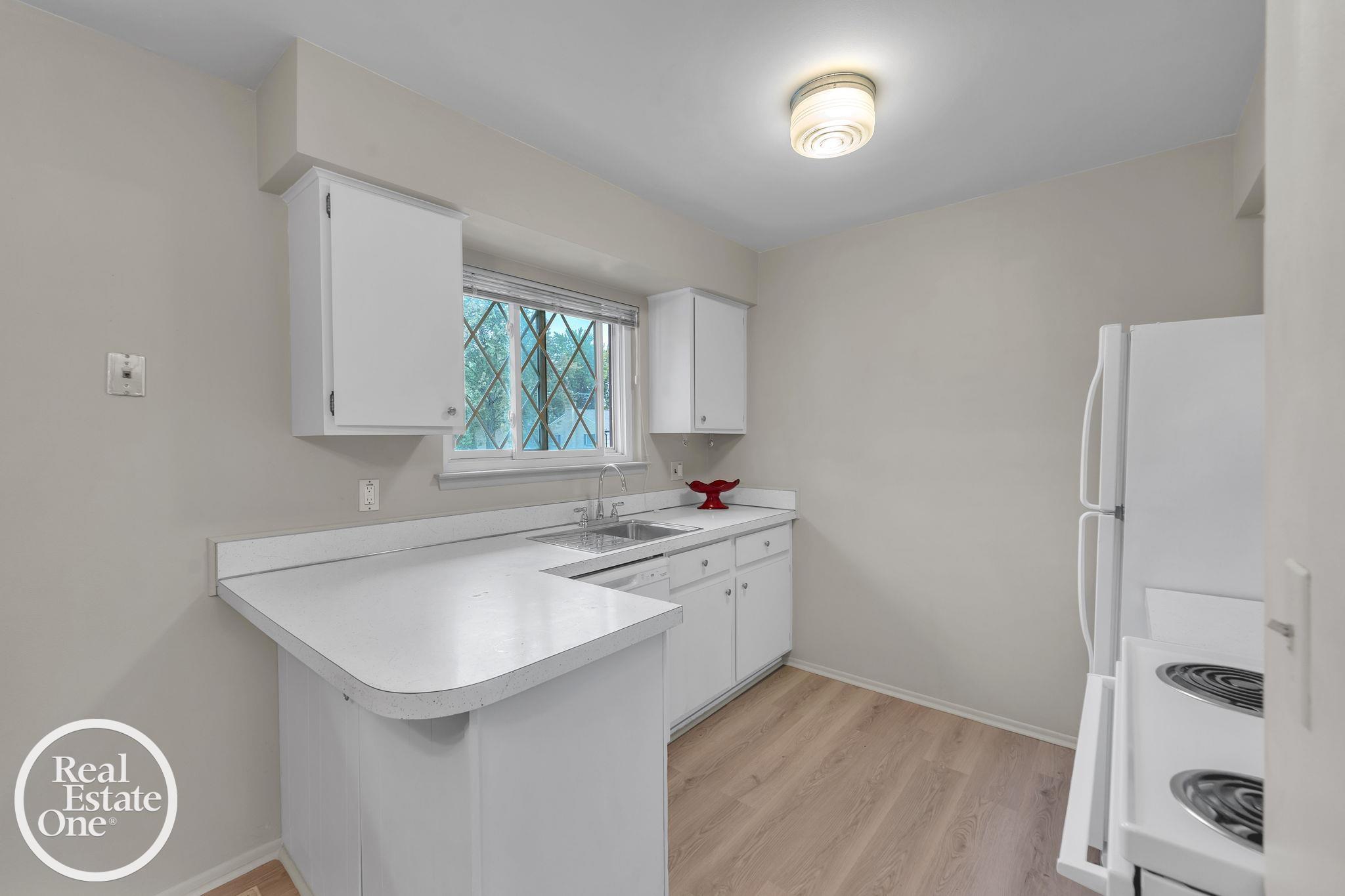 29225 Hayes Road Warren, MI 48088 - Photo 11 of 27 50222292-e611b244-d8dd-4f3f-92ab-a35a6abf0a2d.JPG