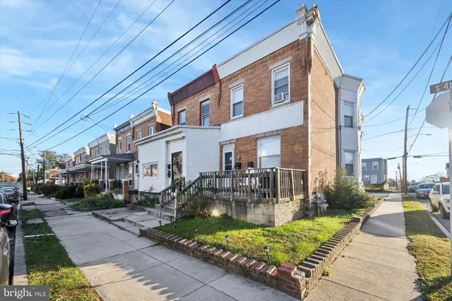 a view of yard in front of building
