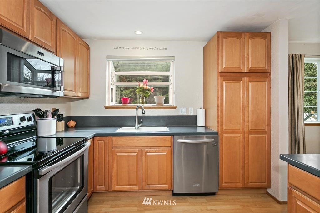 1820 Monterey Avenue Northeast Renton, WA 98056 - Photo 5 of 18 Gallery Image 5