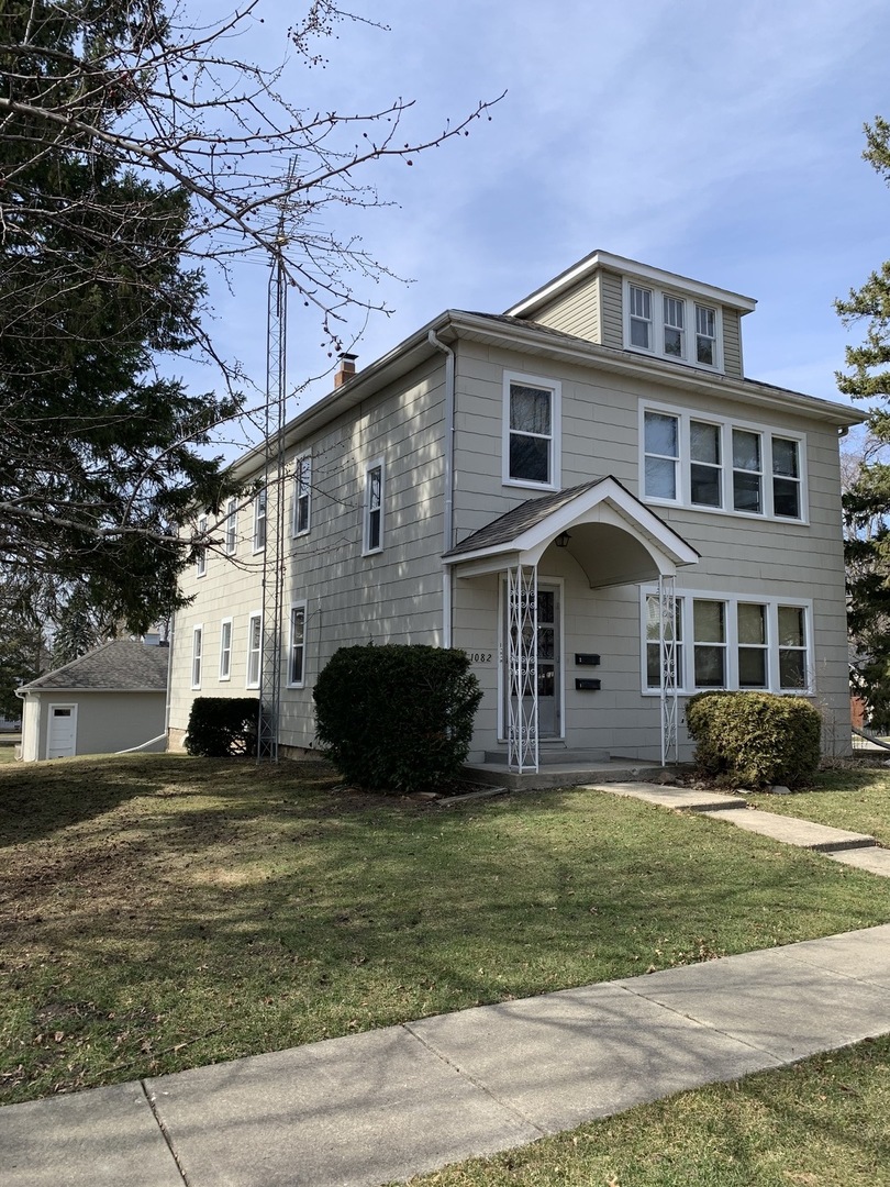1082 Victoria Antioch, IL 60002 - Photo 1 of 17