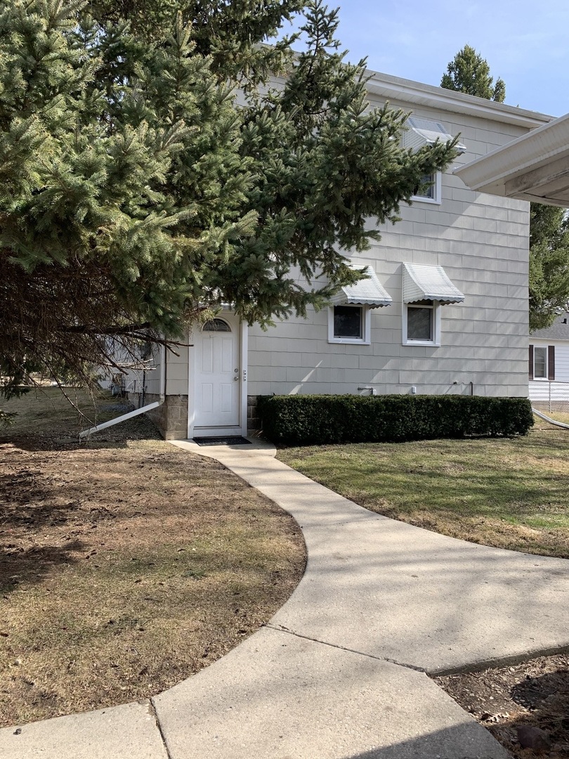 1082 Victoria Antioch, IL 60002 - Photo 4 of 17