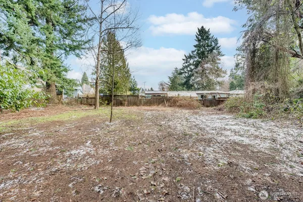 a view of a large yard with lots of green space