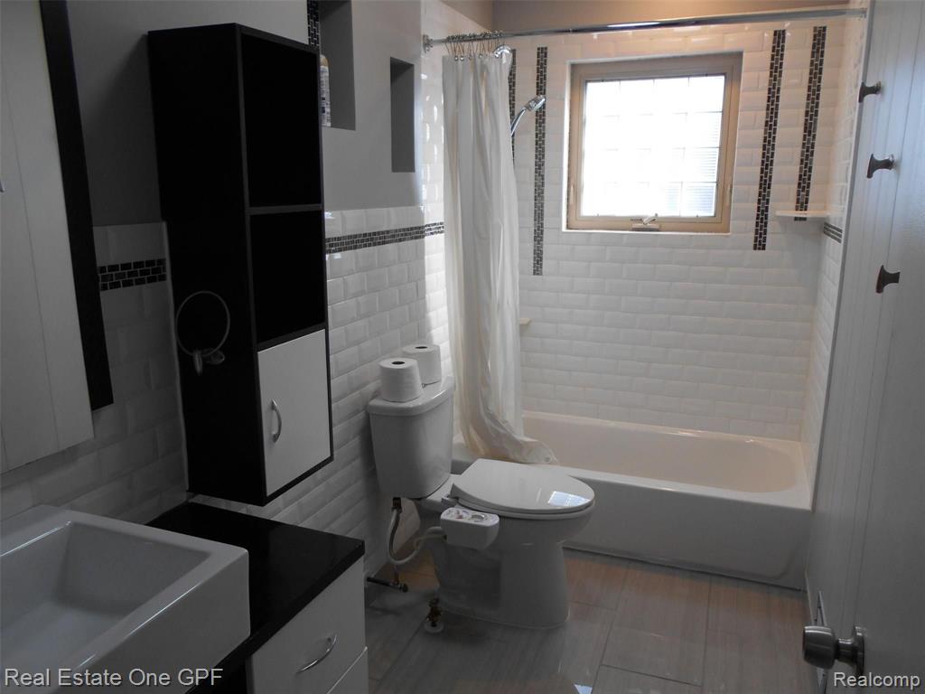 466 Touraine Road Grosse Pointe, MI 48236 - Photo 14 of 28