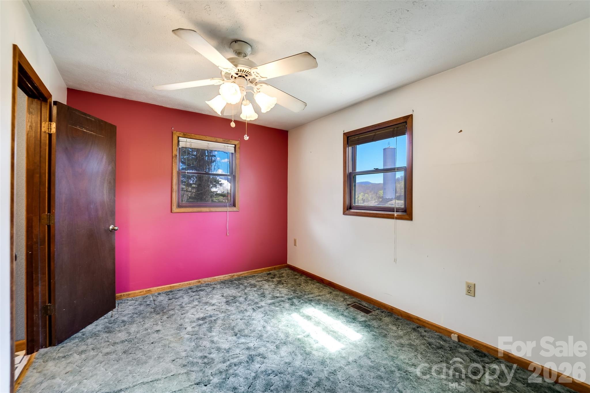 21 Queen Street Sylva, NC 28779 - Photo 16 of 45 a view of a livingroom with a workspace