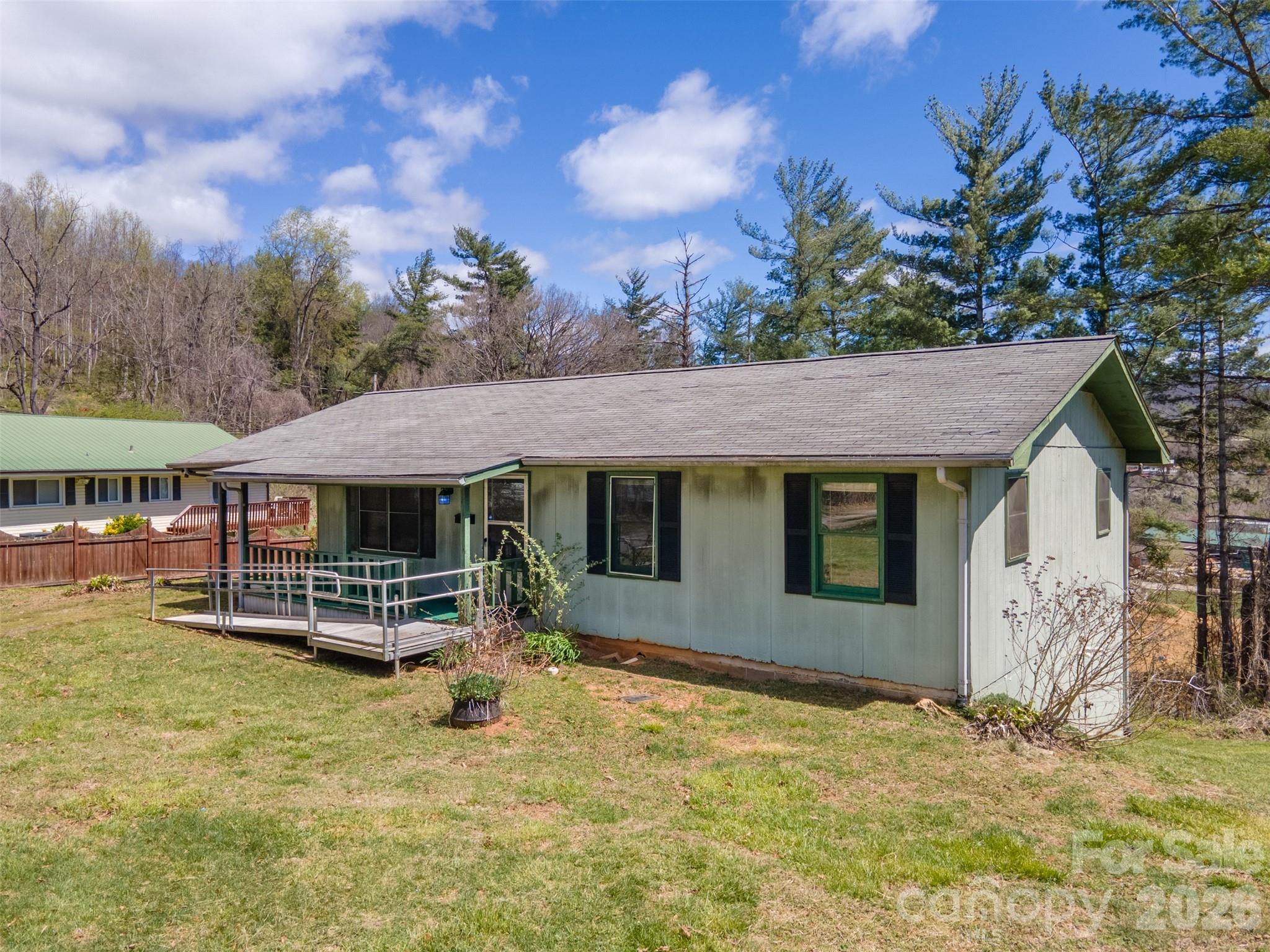 21 Queen Street Sylva, NC 28779 - Photo 27 of 45 a backyard of a house with table and chairs