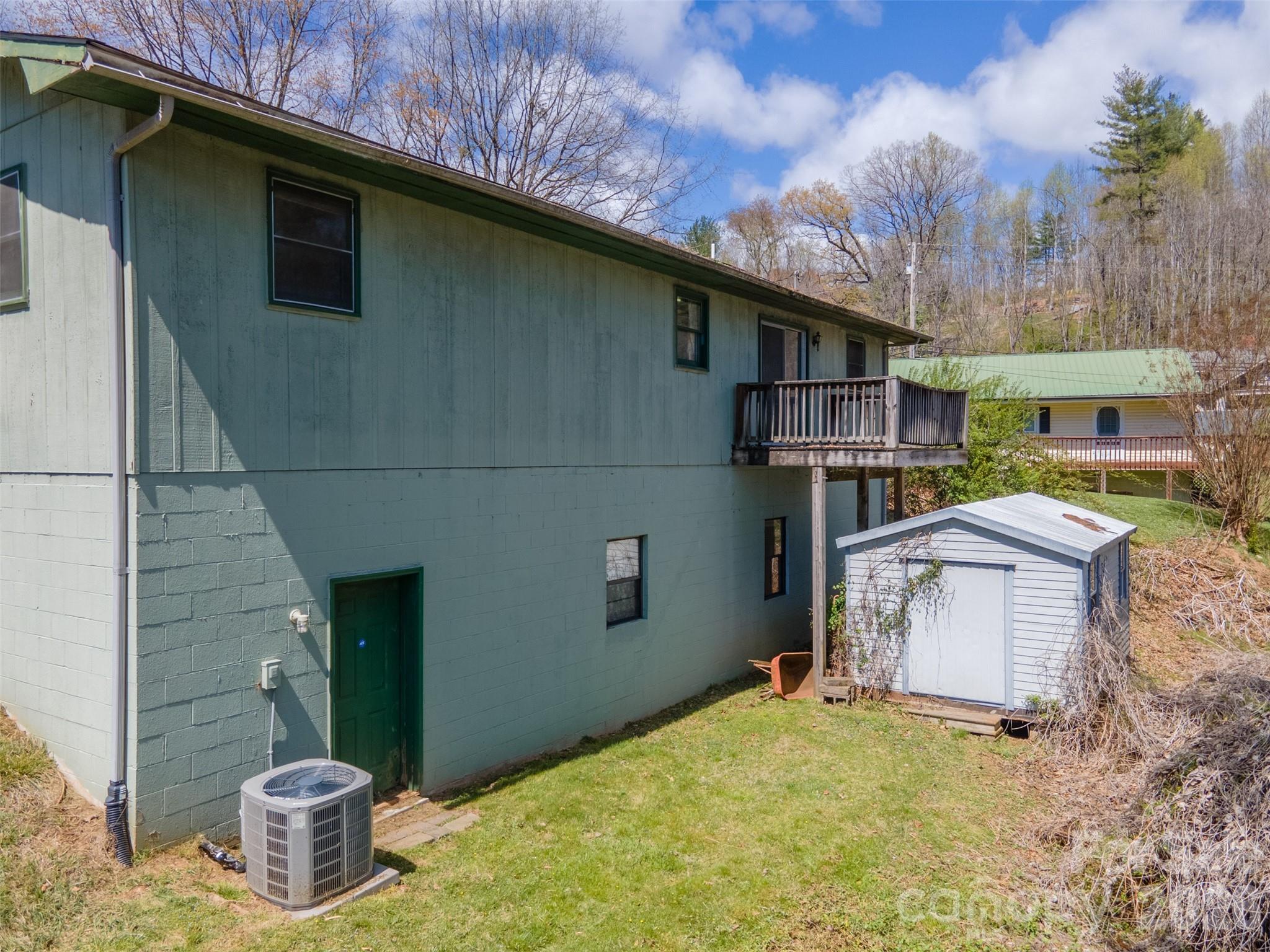 21 Queen Street Sylva, NC 28779 - Photo 31 of 45 a backyard of a house with table and chairs
