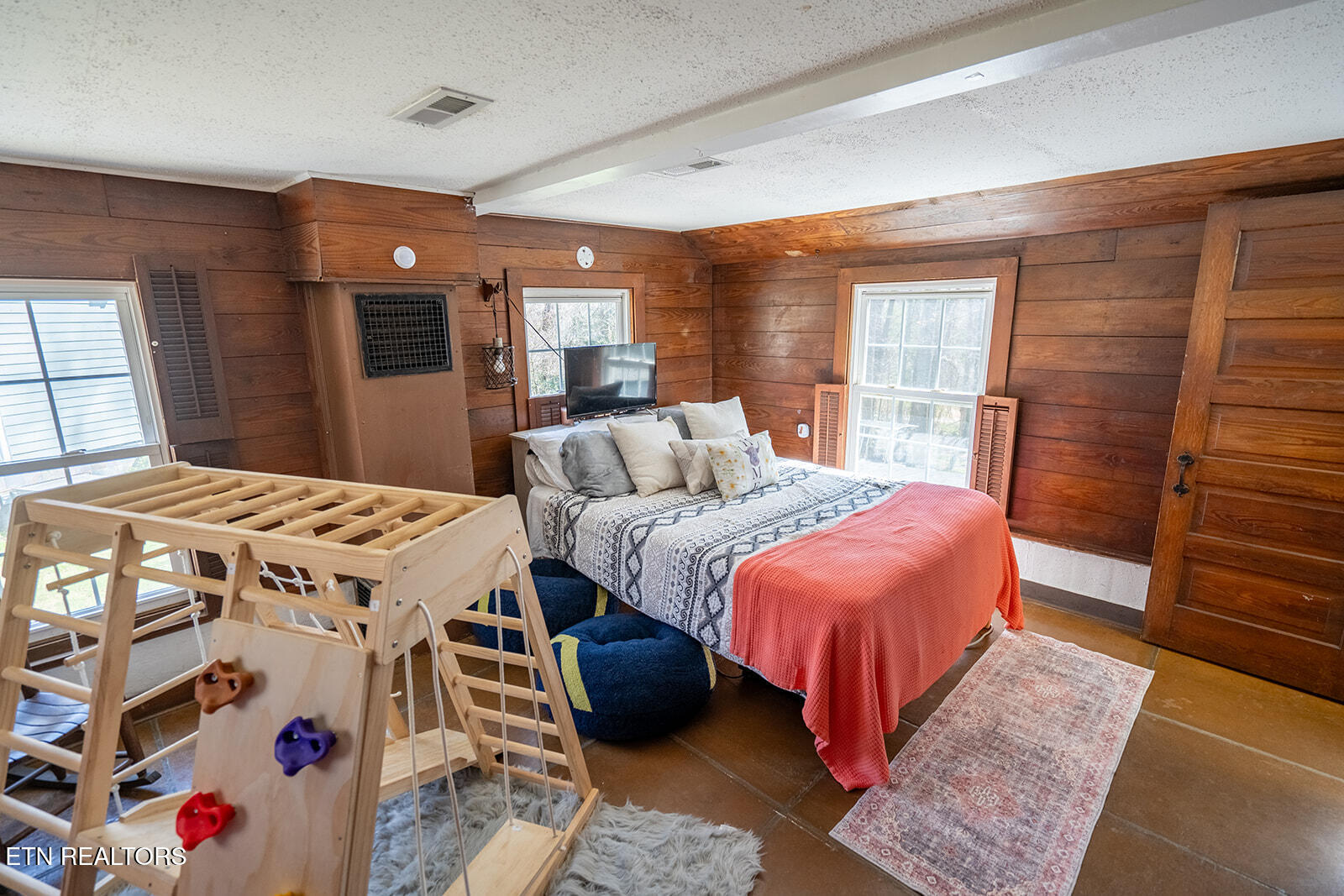 200 Oak Road Norris, TN 37828 - Photo 19 of 29 200 Oak Road - Interior-40