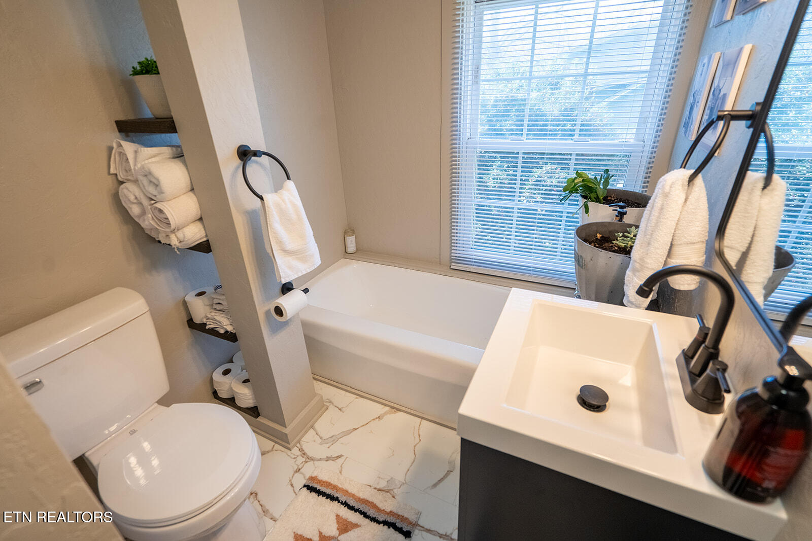 200 Oak Road Norris, TN 37828 - Photo 20 of 29 200 Oak Road - Interior-36