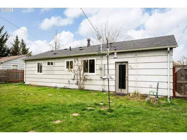 a view of a house with a backyard