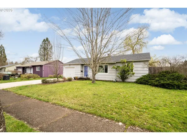 a view of a house with a yard