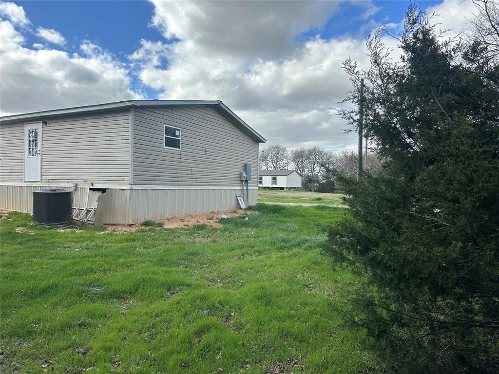 230 Largo Street Bonham, TX 75418 - Photo 11 of 34 a backyard of a house with lots of green space