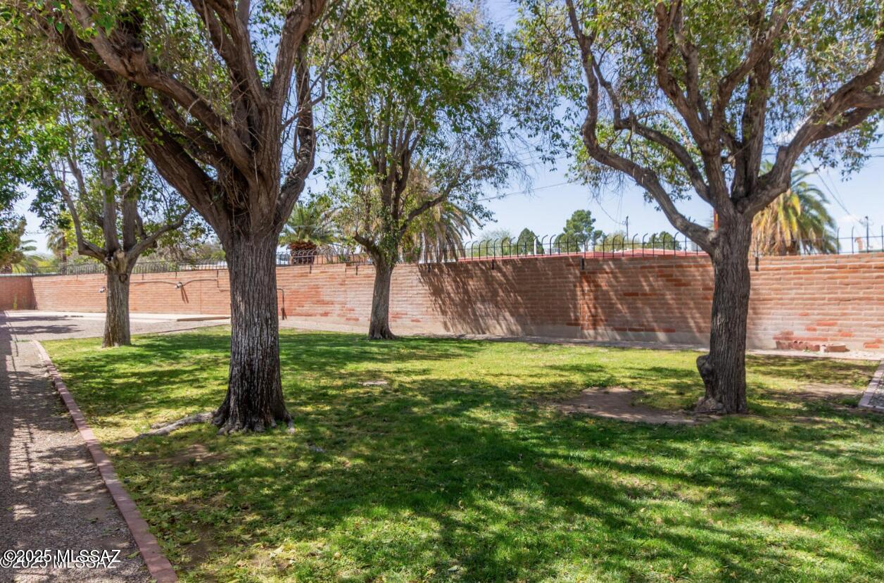 4458 East Fort Lowell Road Tucson, AZ 85712 - Photo 19 of 21 Grassy common area