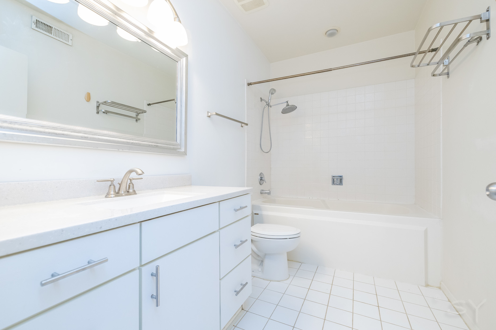 811 South Lytle Street, Unit 213 Chicago, IL 60607 - Photo 15 of 21 a bathroom with a sink a toilet and a bathtub