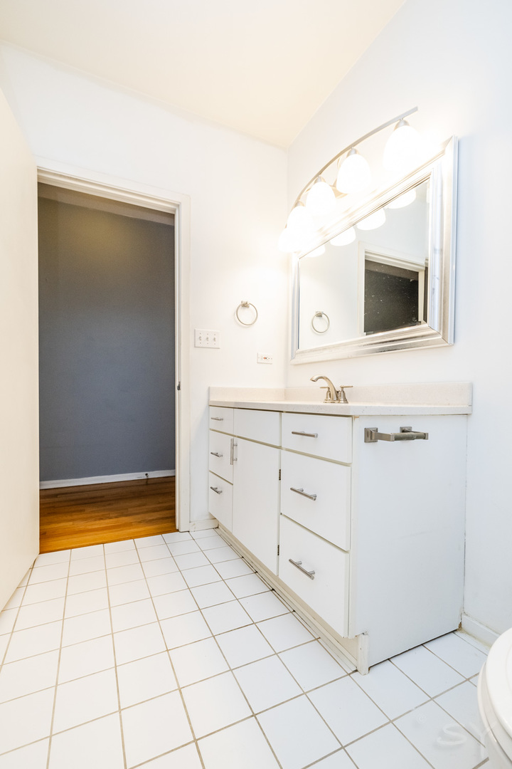 811 South Lytle Street, Unit 213 Chicago, IL 60607 - Photo 17 of 21 a bathroom with a sink a toilet and mirror