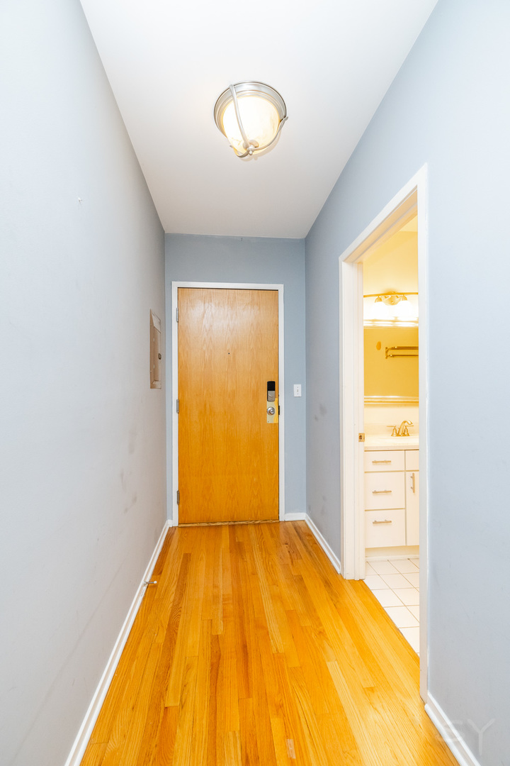 811 South Lytle Street, Unit 213 Chicago, IL 60607 - Photo 4 of 21 a bedroom with a bed and a window