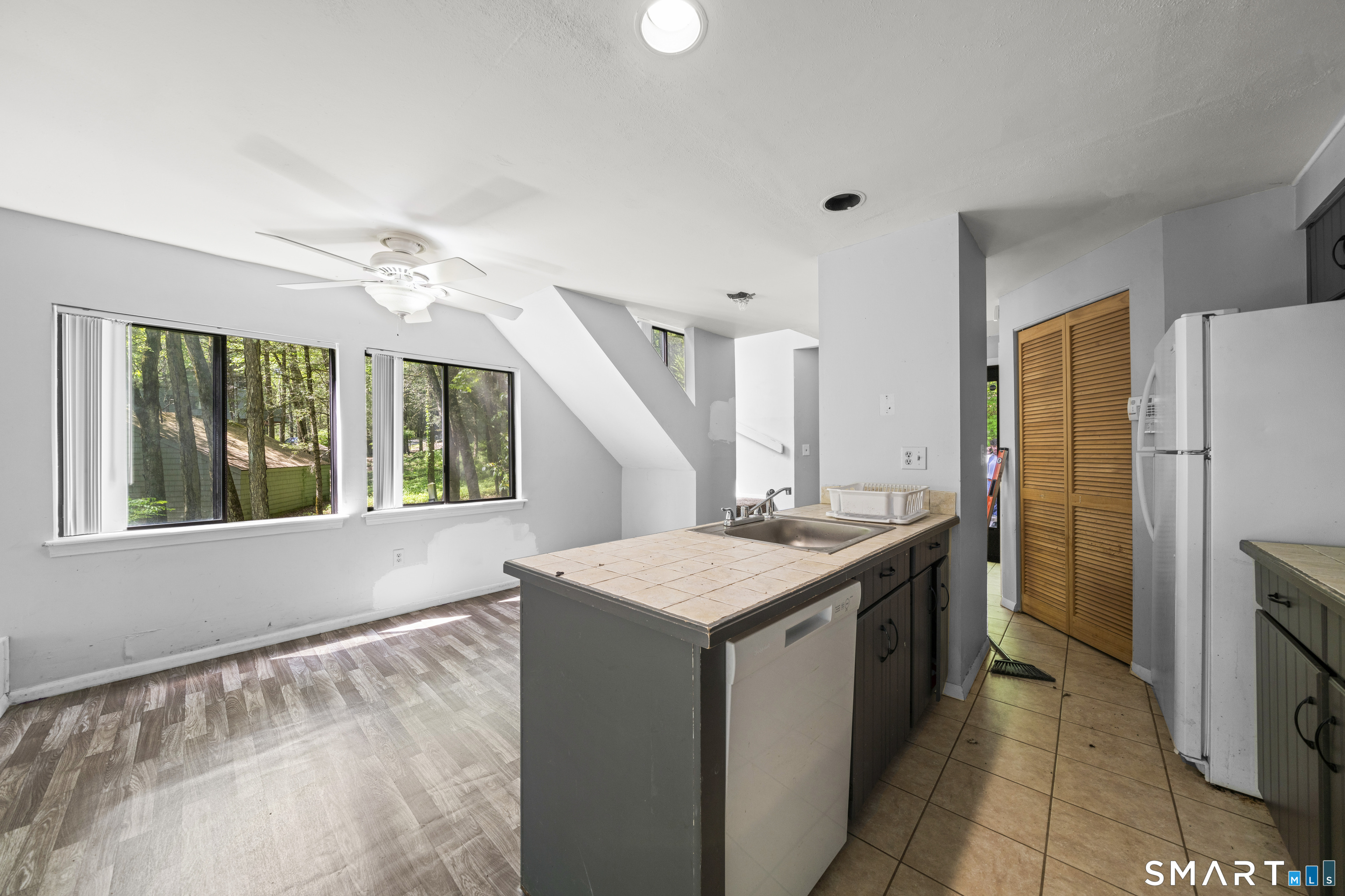 39 Evergreen Road, Unit 39 Torrington, CT 06790 - Photo 2 of 27 a kitchen with a stove a refrigerator and a sink