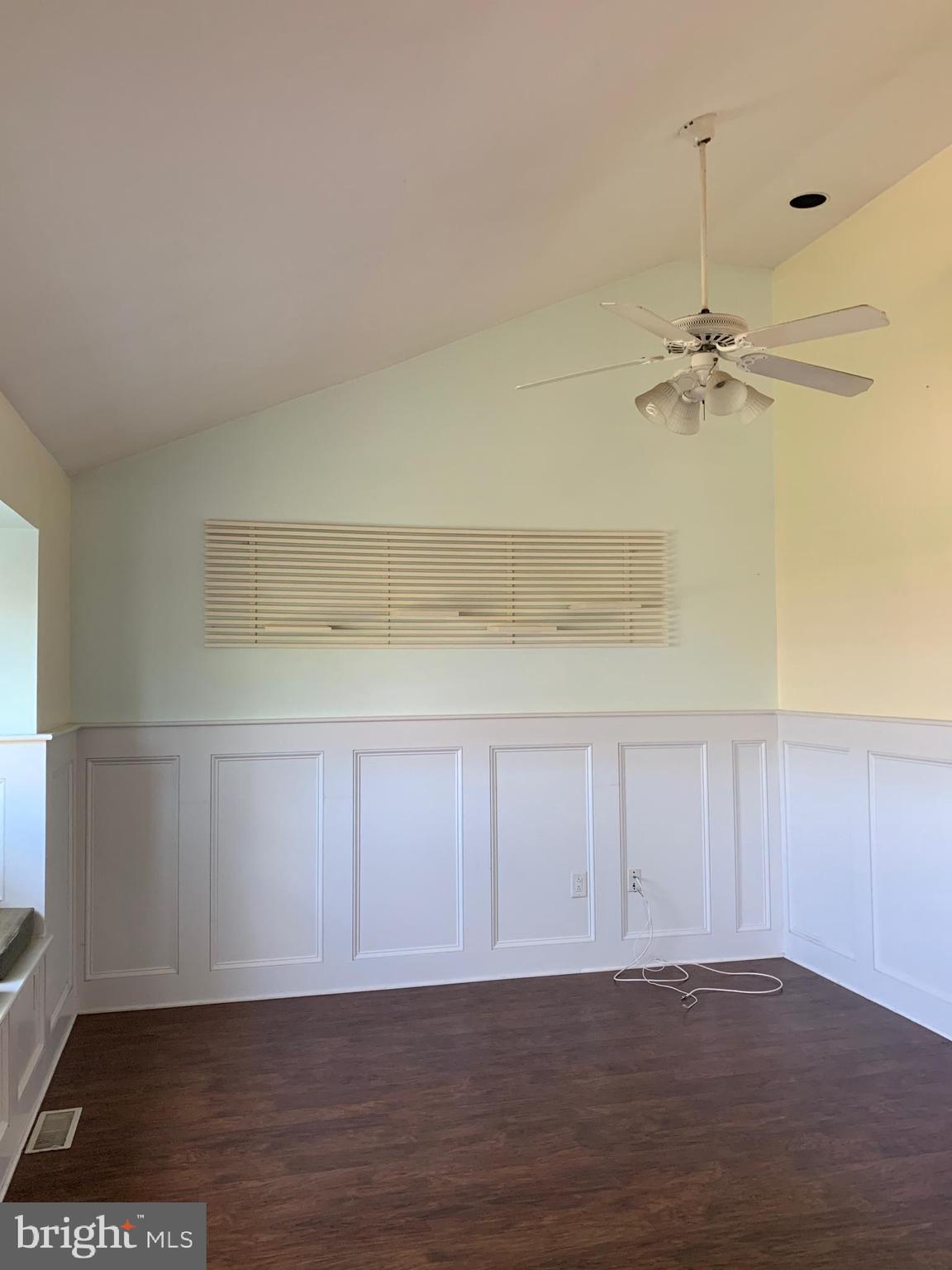 178 Hurffville - Cross Keys Road Sewell, NJ 08080 - Photo 8 of 26 Living Room