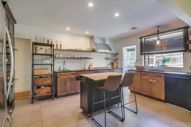 a view of a kitchen and dining room