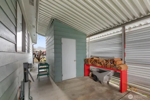 a view of a house with backyard