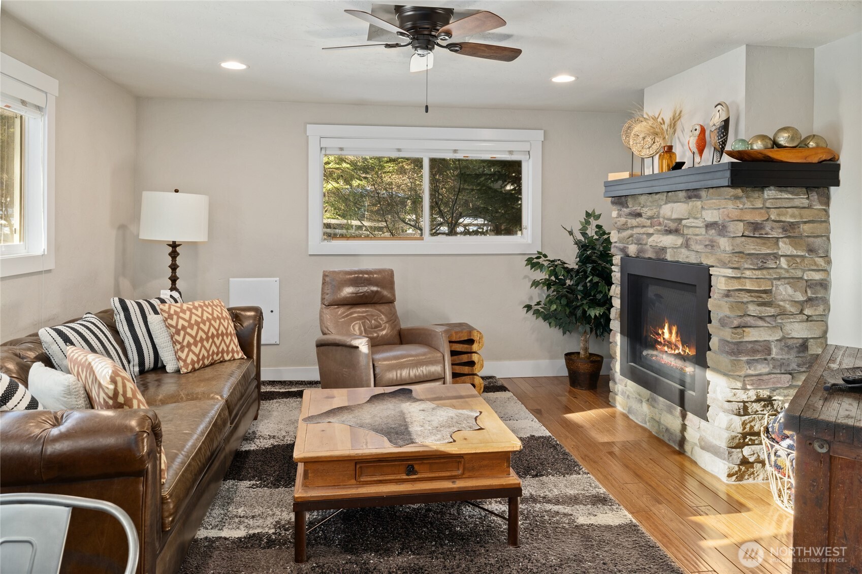 661 Pacific Avenue Ronald, WA 98940 - Photo 11 of 38 a living room with furniture a fireplace and a chandelier