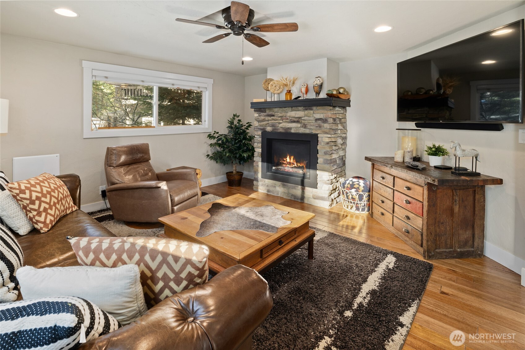661 Pacific Avenue Ronald, WA 98940 - Photo 12 of 38 a living room with furniture and a flat screen tv