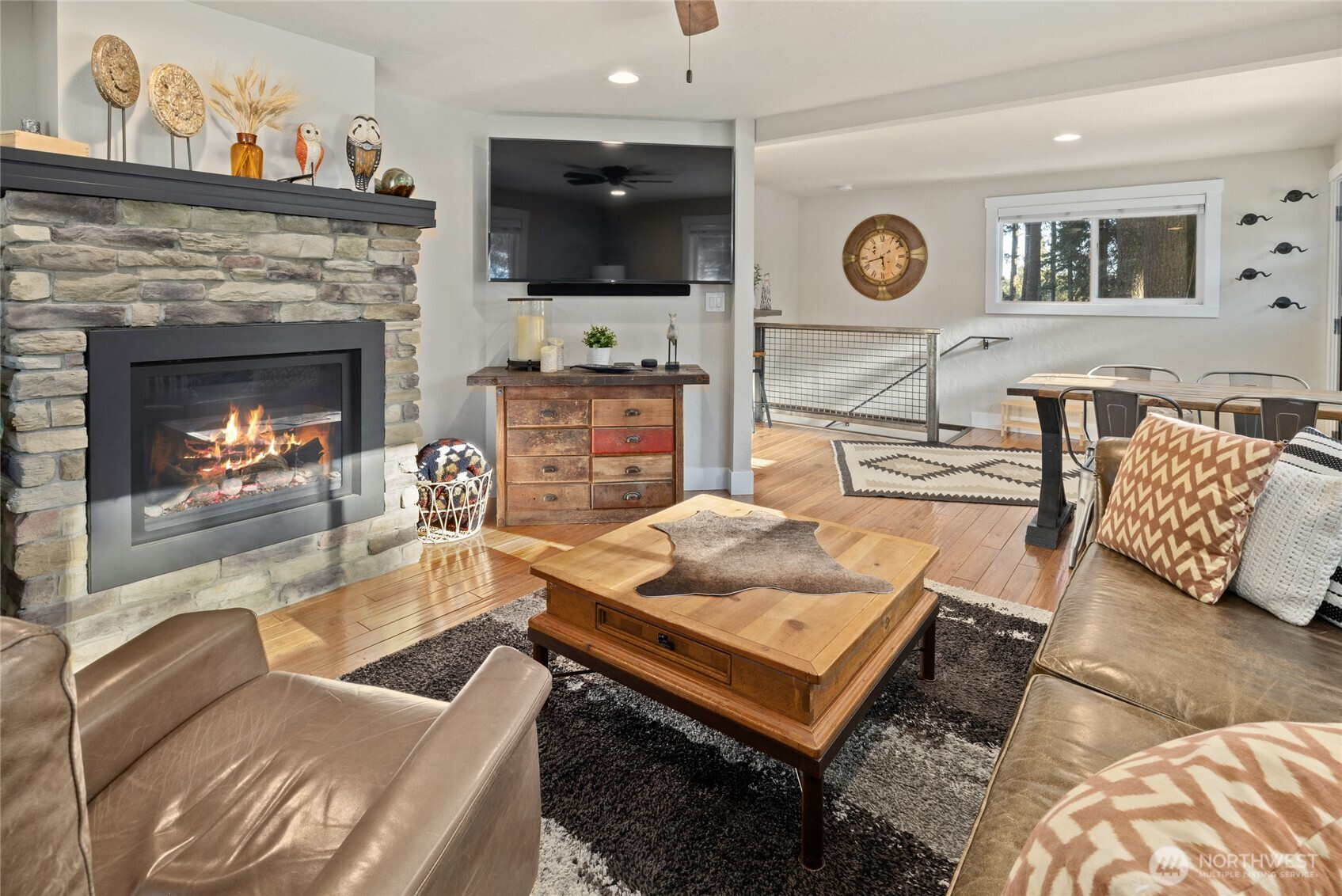 661 Pacific Avenue Ronald, WA 98940 - Photo 13 of 38 a living room with furniture and a fireplace