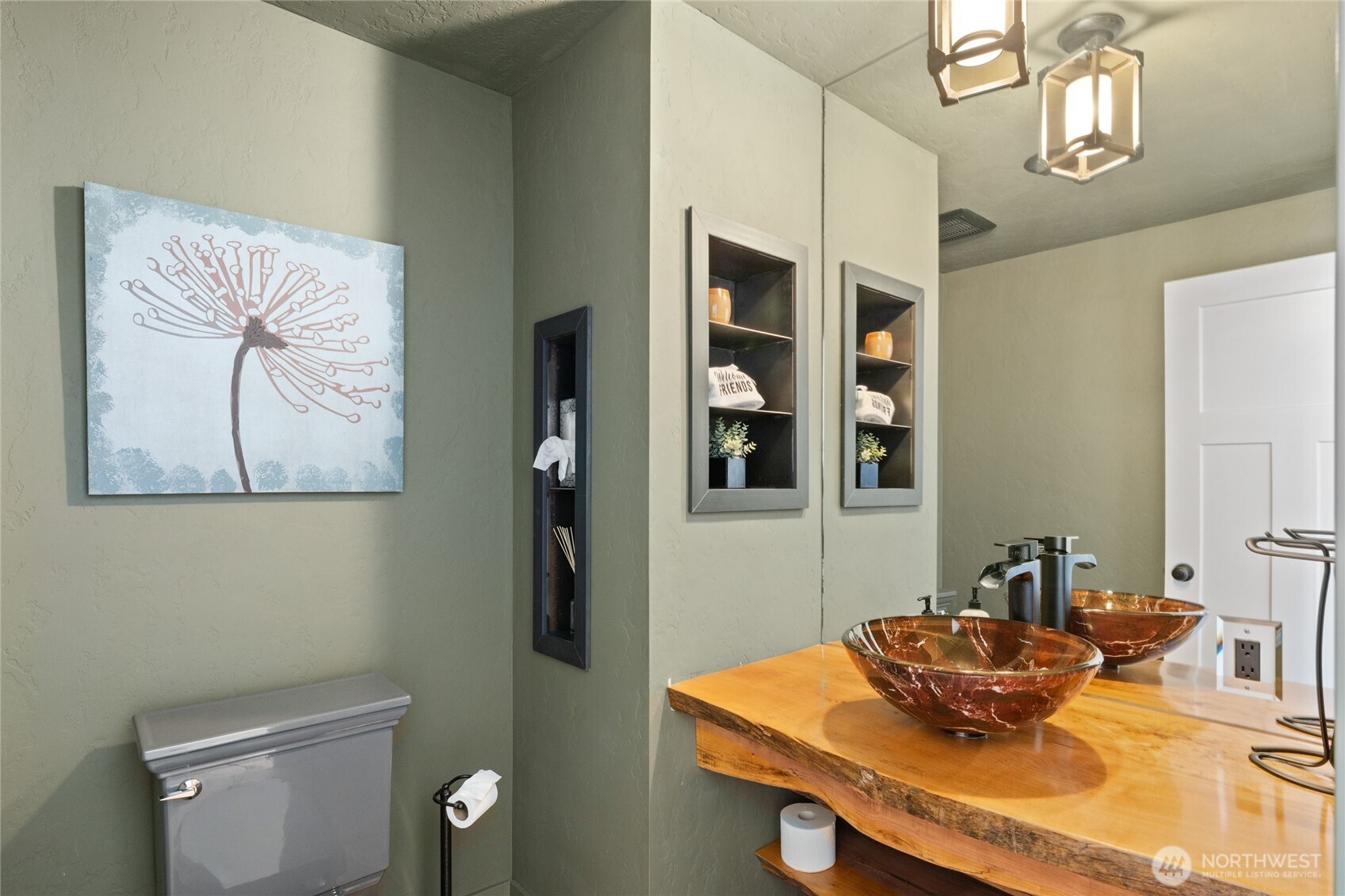 661 Pacific Avenue Ronald, WA 98940 - Photo 16 of 38 a bathroom with a sink and mirror