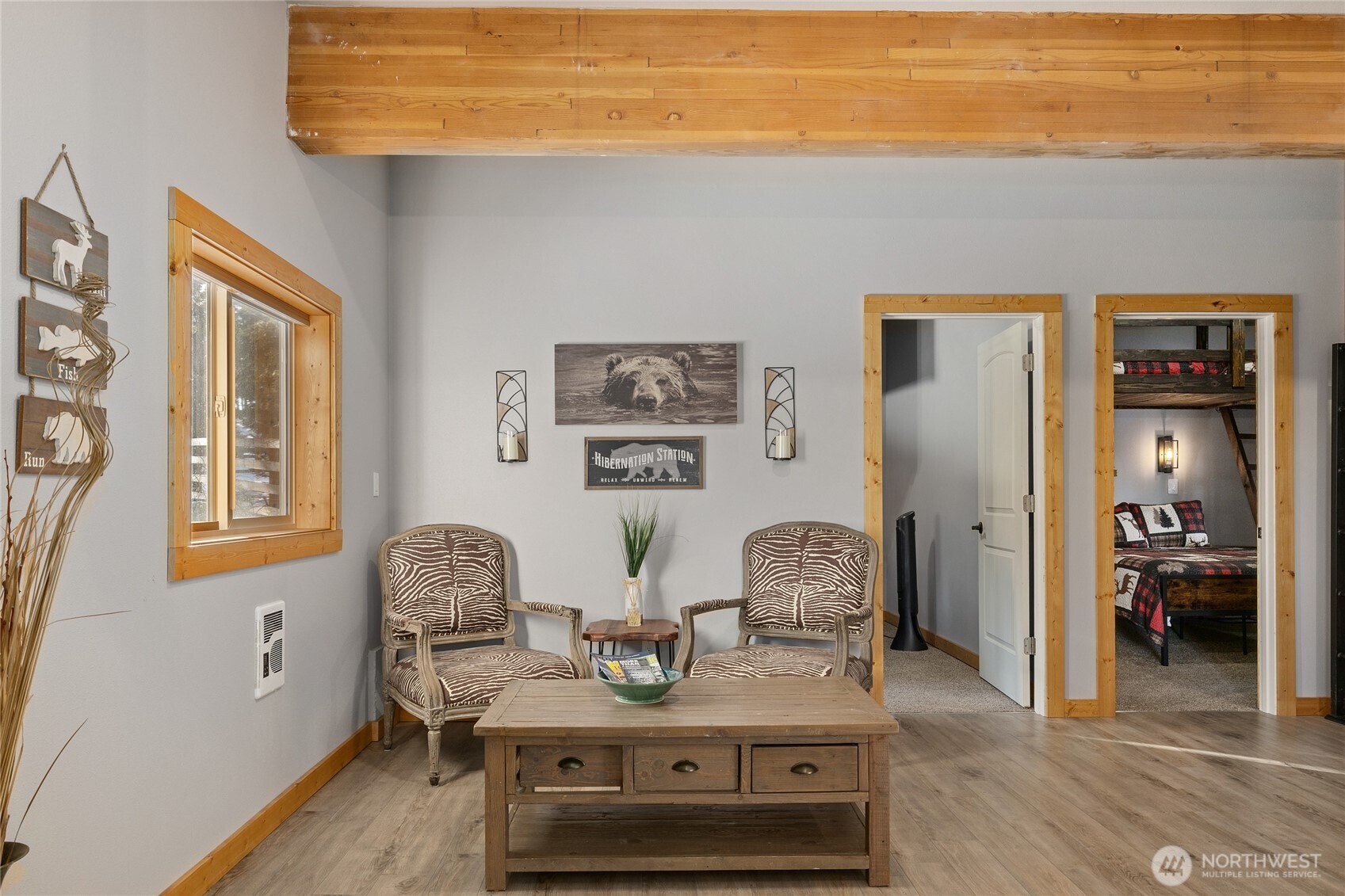661 Pacific Avenue Ronald, WA 98940 - Photo 19 of 38 a living room with furniture and a window