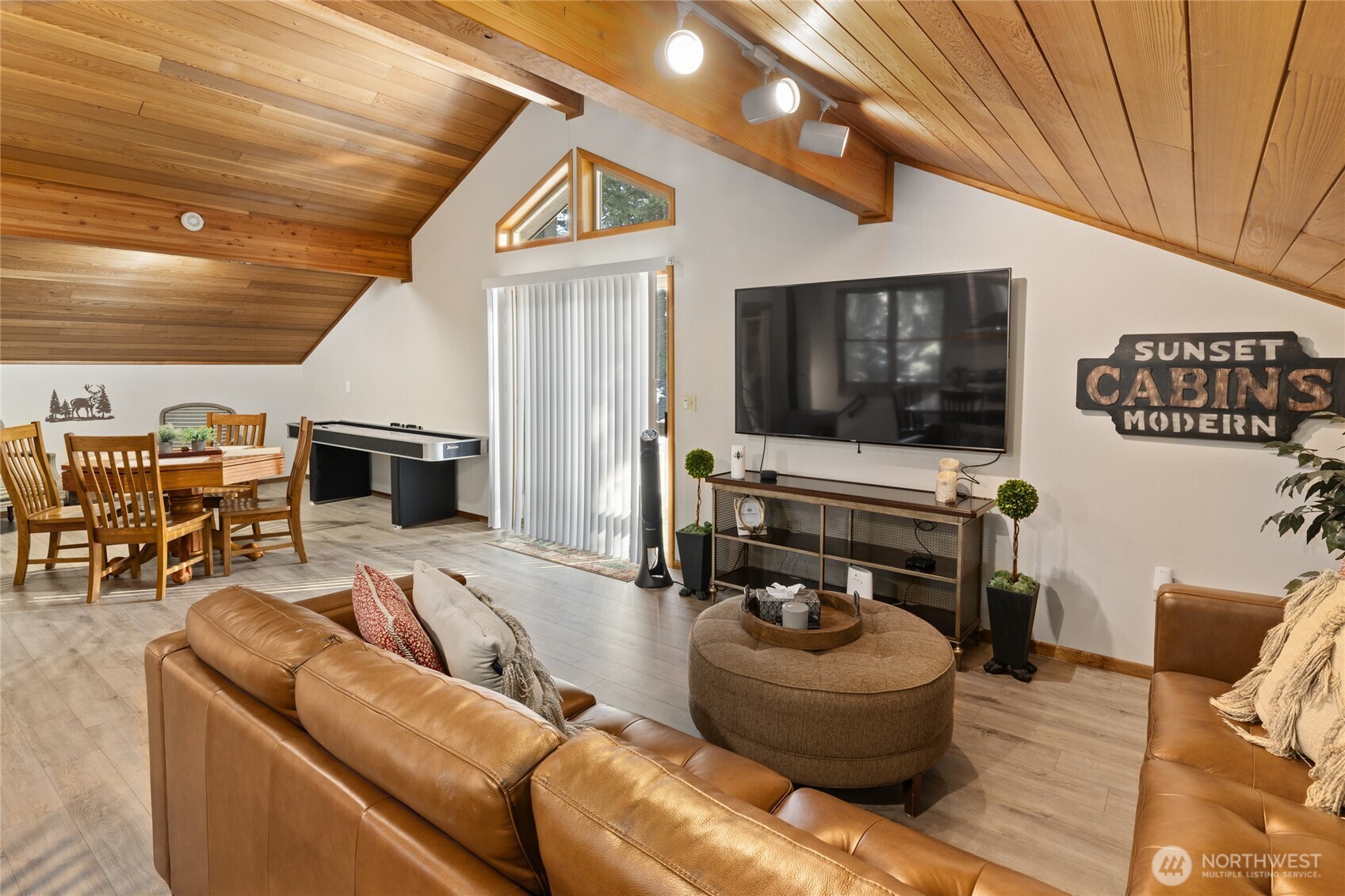 661 Pacific Avenue Ronald, WA 98940 - Photo 23 of 38 a living room with furniture and a flat screen tv