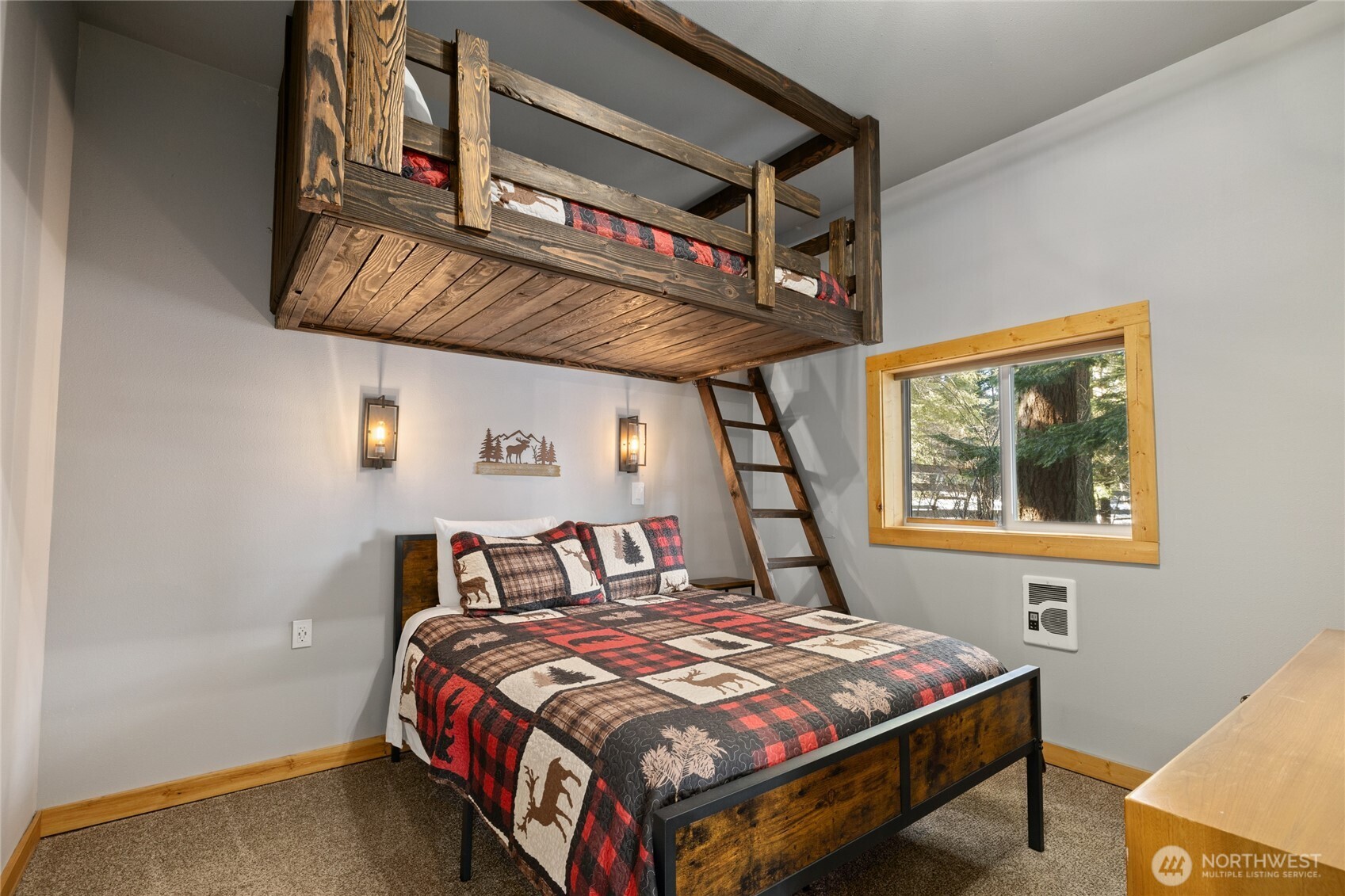 661 Pacific Avenue Ronald, WA 98940 - Photo 29 of 38 a bedroom with a bed and a window