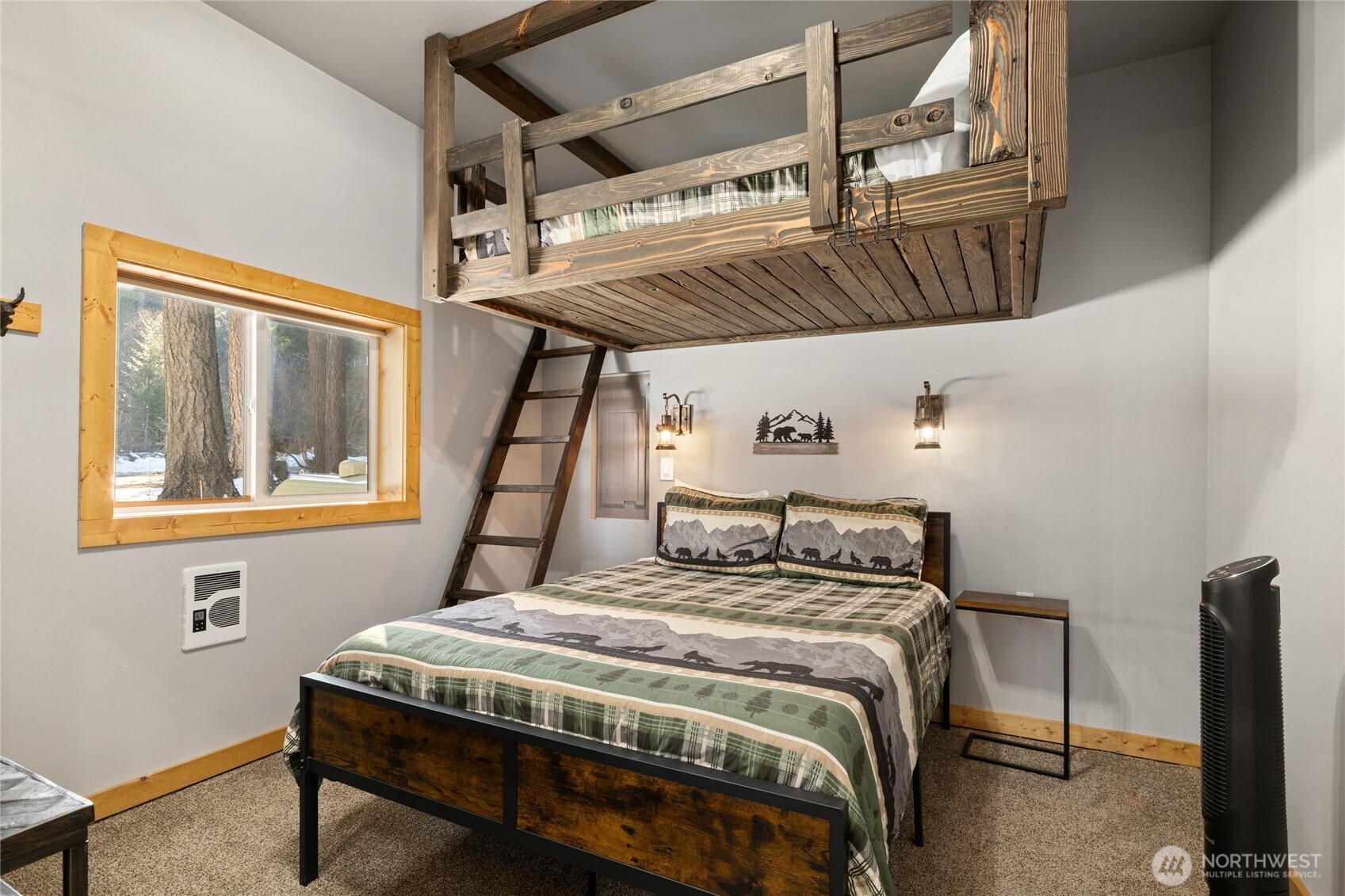 661 Pacific Avenue Ronald, WA 98940 - Photo 30 of 38 a bedroom with a bed and a window