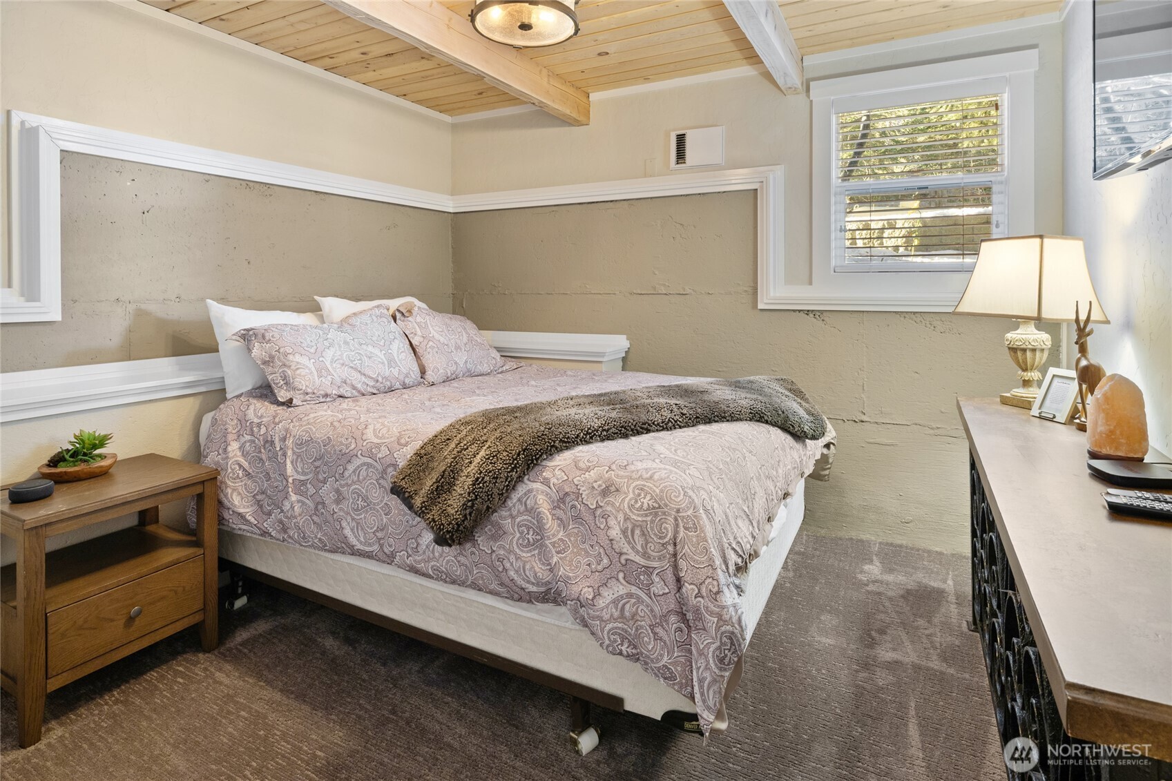 661 Pacific Avenue Ronald, WA 98940 - Photo 31 of 38 a bedroom with a bed and window