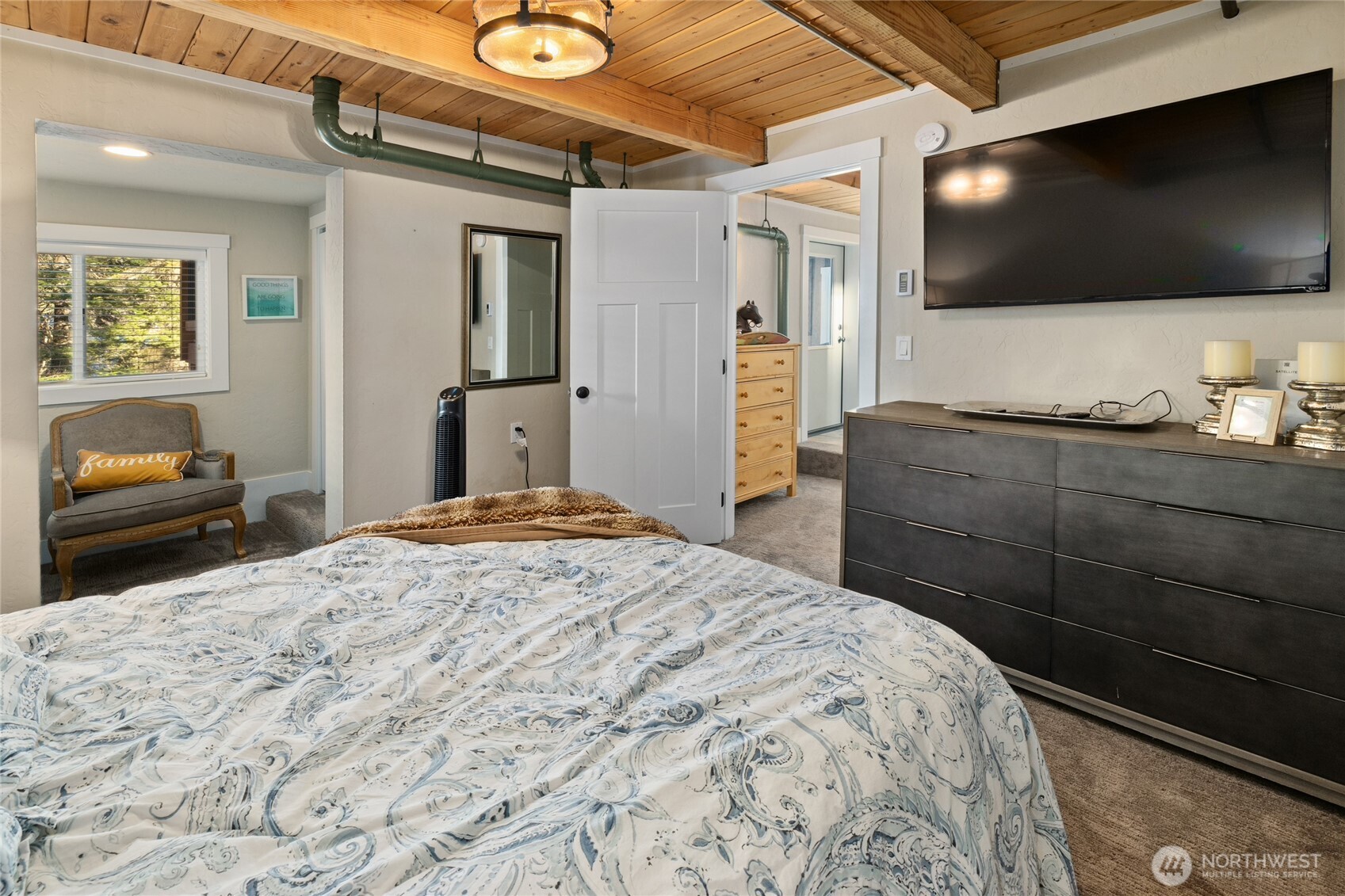 661 Pacific Avenue Ronald, WA 98940 - Photo 32 of 38 a bedroom with a bed and a flat screen tv